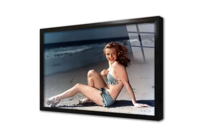 Marilyn Monroe Kımsalda Otururken | Kanvas Tablo | Cam Tablo | Mdf Tablo | A31287 - Görsel 3