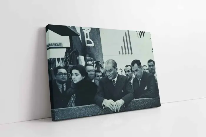 Atatürk Fabrika Önünde Gösteri İzlerken | Kanvas Tablo | Cam Tablo | Mdf Tablo | A02059 - Görsel 1