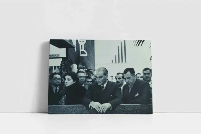 Atatürk Fabrika Önünde Gösteri İzlerken | Kanvas Tablo | Cam Tablo | Mdf Tablo | A02059 - Görsel 2