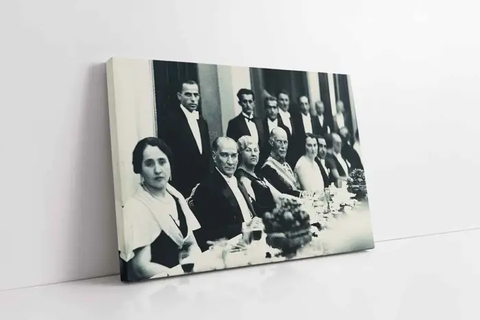Atatürk Cumhuriyet Balosu Yemeğinde | Kanvas Tablo | Cam Tablo | Mdf Tablo | A02070 - Görsel 1