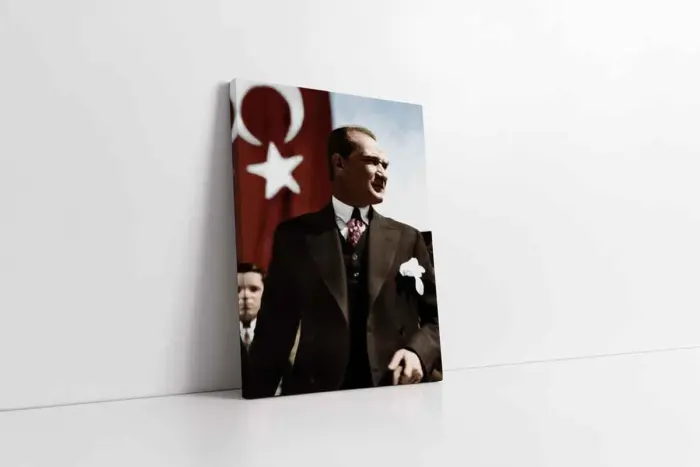 Türk Bayrağı Önünde Atatürk | Kanvas Tablo | Cam Tablo | Mdf Tablo | A02093 - Görsel 1
