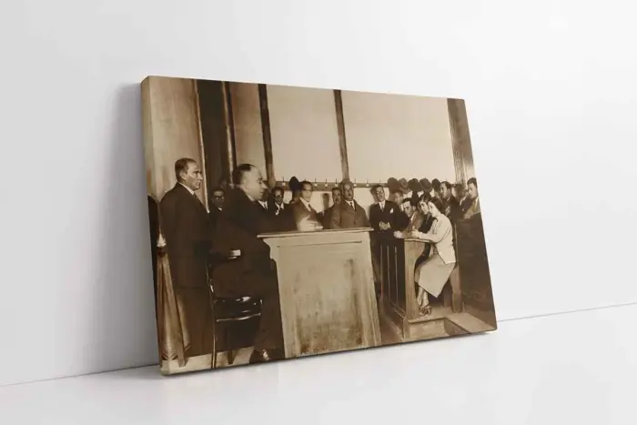 Atatürk Sınıfta Ders Dinlerken | Kanvas Tablo | Cam Tablo | Mdf Tablo | A02112 - Görsel 1