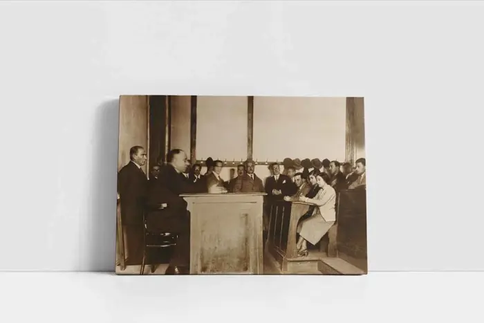 Atatürk Sınıfta Ders Dinlerken | Kanvas Tablo | Cam Tablo | Mdf Tablo | A02112 - Görsel 2