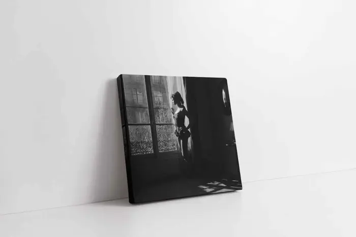 Pencere Önünde Brigitte Bardot | Kanvas Tablo | Cam Tablo | Mdf Tablo | A31141 - Görsel 1