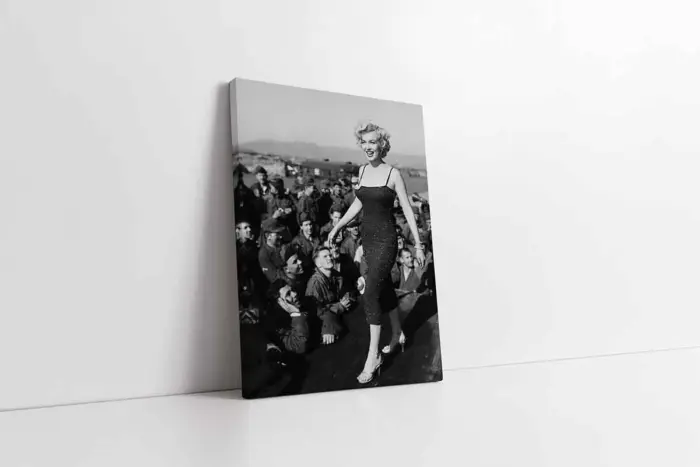 Marilyn Monroe Kalabalık Arasından Yürürken | Kanvas Tablo | Cam Tablo | Mdf Tablo | A31280 - Görsel 1