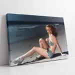 Marilyn Monroe Kımsalda Otururken | Kanvas Tablo | Cam Tablo | Mdf Tablo | A31287