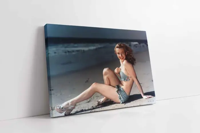 Marilyn Monroe Kımsalda Otururken | Kanvas Tablo | Cam Tablo | Mdf Tablo | A31287 - Görsel 1