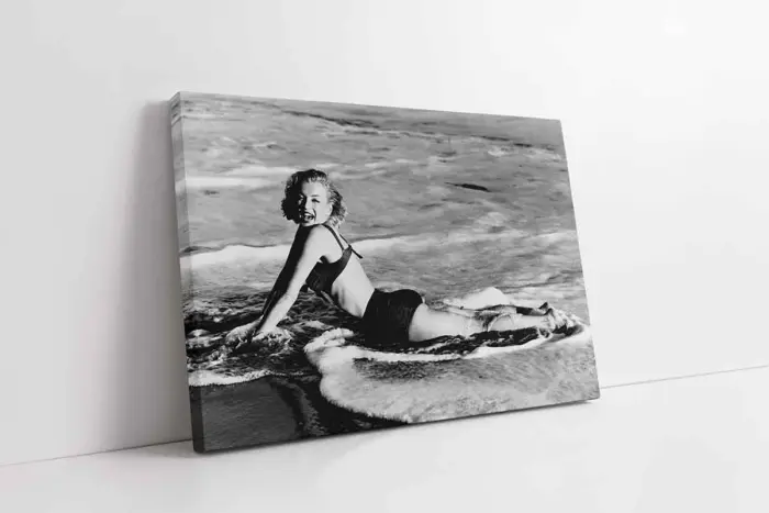 Marilyn Monroe Yüzerken Çekilmiş | Kanvas Tablo | Cam Tablo | Mdf Tablo | A31301 - Görsel 1