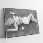 Marilyn Monroe Çimlerde Uzanırken Ki | Kanvas Tablo | Cam Tablo | Mdf Tablo | A31306