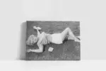 Marilyn Monroe Çimlerde Uzanırken Ki | Kanvas Tablo | Cam Tablo | Mdf Tablo | A31306 - Görsel 2