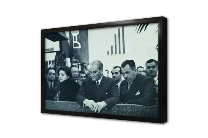 Atatürk Fabrika Önünde Gösteri İzlerken | Kanvas Tablo | Cam Tablo | Mdf Tablo | A02059 - Görsel 4